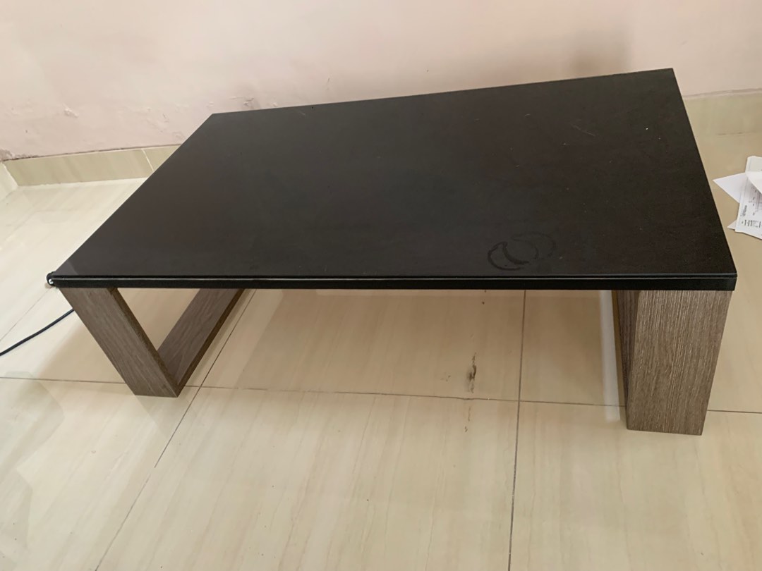 Meja kaca pendek ruang tamu , Home & Furniture on Carousell