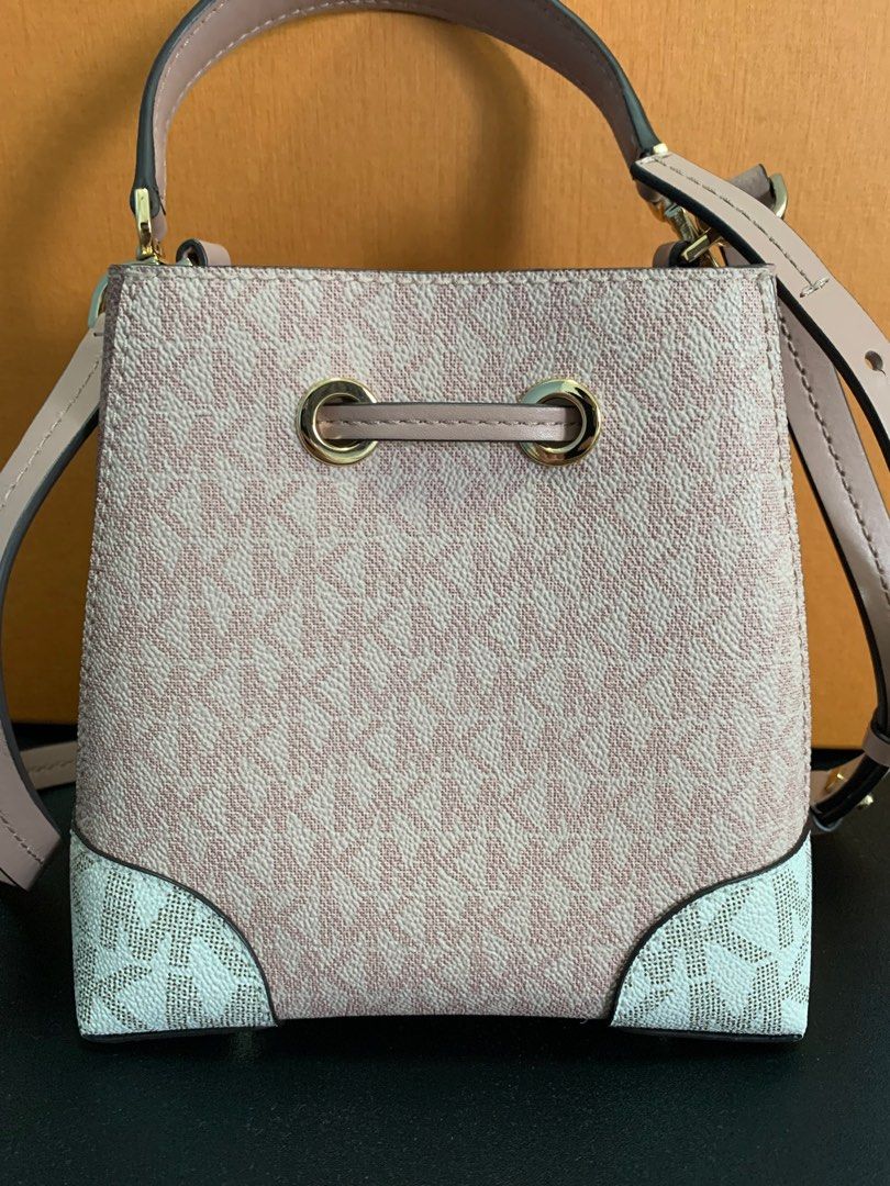 Michael Kors Authentic Sling bag with adjustable strap, Luxury, Bags &  Wallets on Carousell