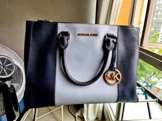 Michael Kors Voyager Large Saffiano Leather Top-Zip Tote Bag, Luxury, Bags  & Wallets on Carousell