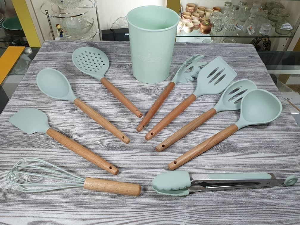 https://media.karousell.com/media/photos/products/2022/12/14/new_kitchen_utensils_set_11pcs_1671010743_0ce6bb73_progressive