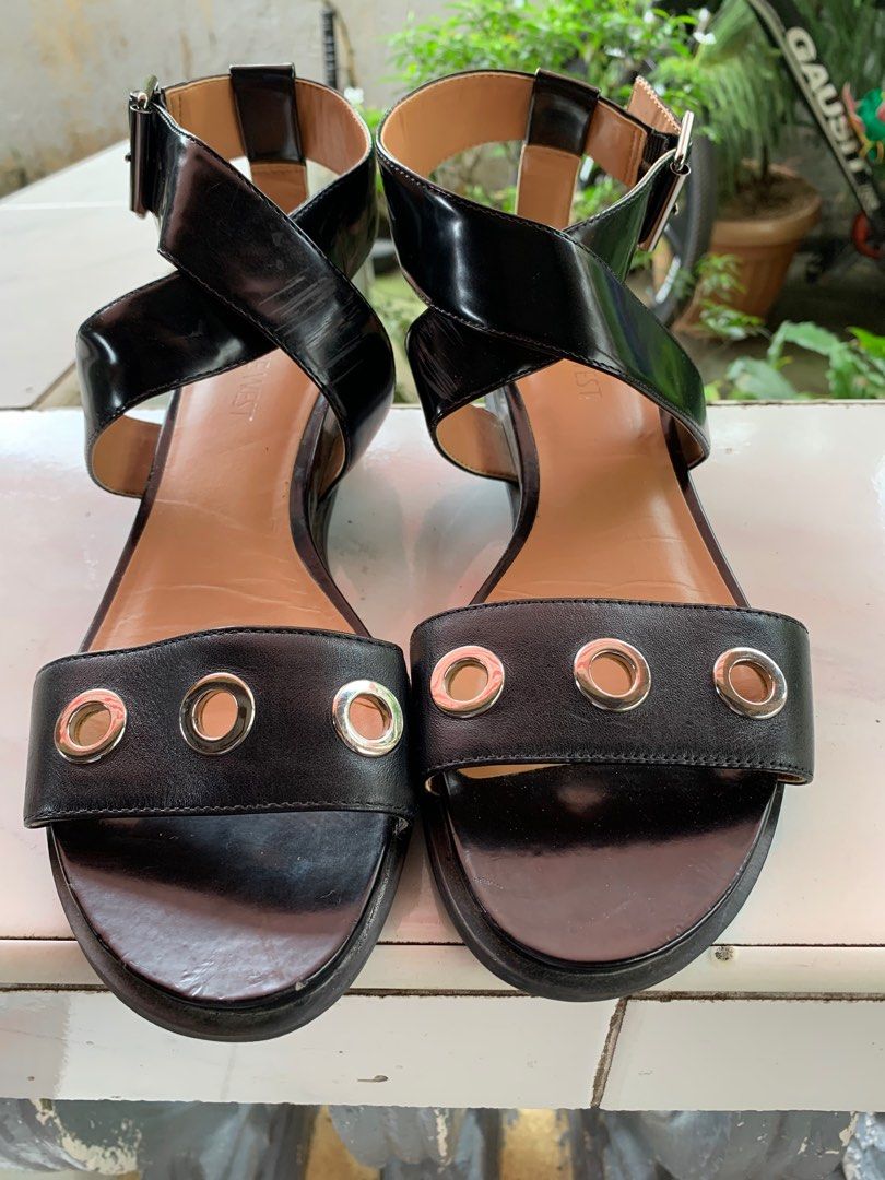 Nine West Malbeco sandals (Category: Flats & Sandals) located in Batangas. Submitted by rafaelconcha (Listing ID 1202955451, Image 2). Description: for sale: original nine west malbeco sandals size: US 7.5 rfs: hindi na po nagagamit may scratches po..yun lang po ang issue..😊.
