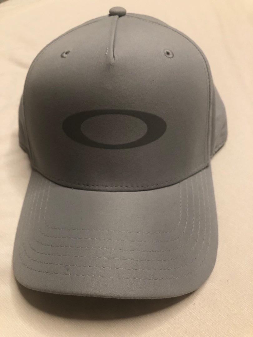 Oakley original hat, Men's Fashion, Watches & Accessories, Caps & Hats ...
