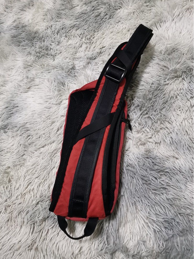 PACSAFE Venturesafe 150, Men's Fashion, Bags, Belt bags, Clutches and ...