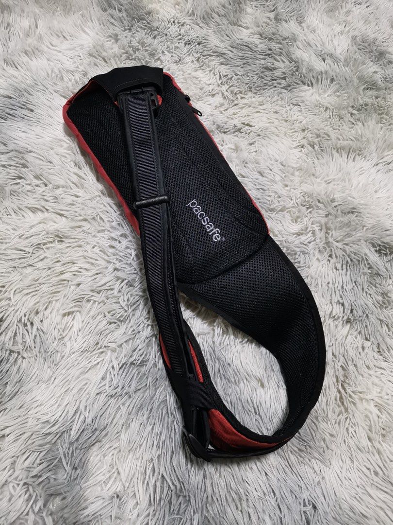 PACSAFE Venturesafe 150, Men's Fashion, Bags, Belt bags, Clutches and ...