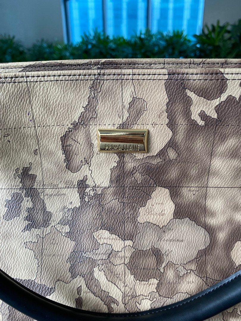 Prima Classe Map Bag (Category: Shoulder Bags) located in Pasig City. Submitted by aquira01 (Listing ID 1203036329, Image 3). Description: .