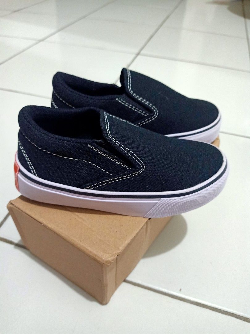 Sepatu slip on vans