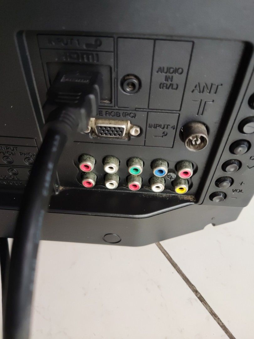 Sharp aquos 32 inch LCD TV (NOT smart and pls read description), TV