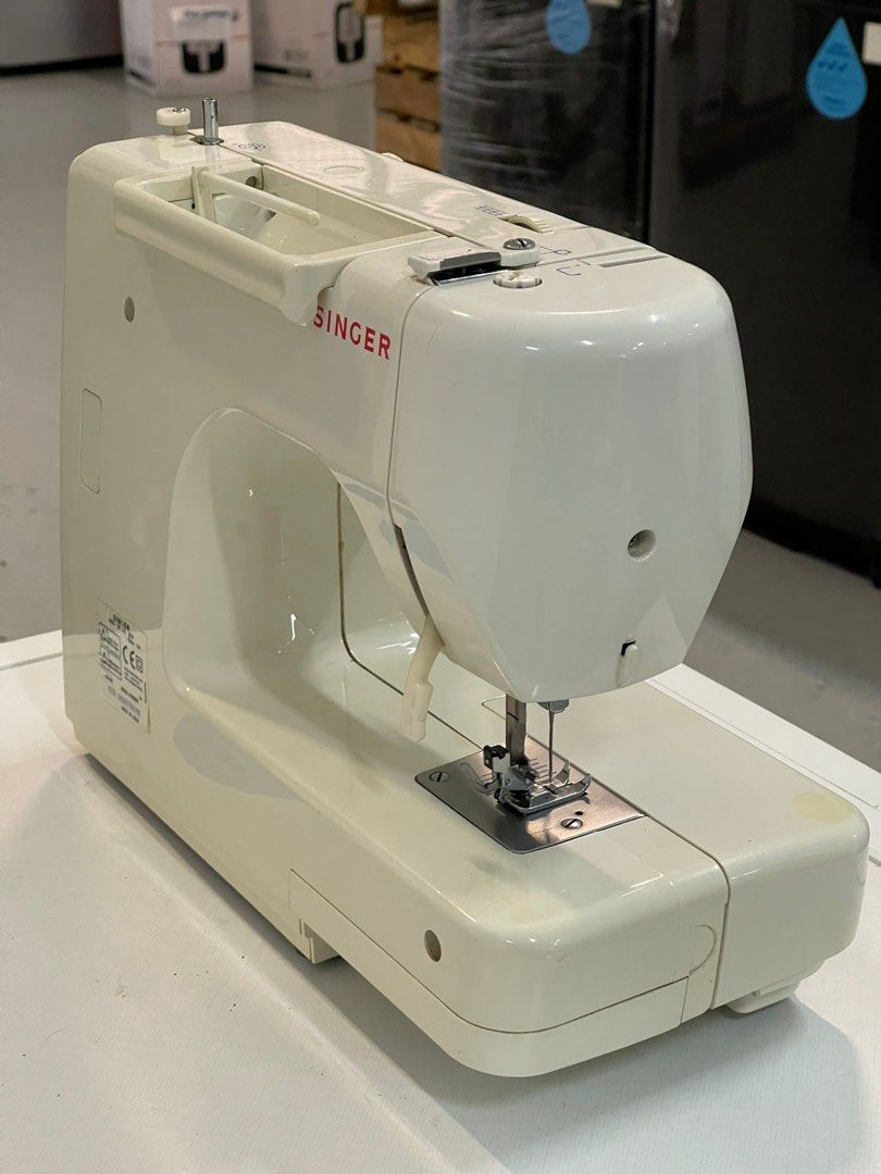 SINGER 8280 SEWING MACHINE, Hobbies & Toys, Stationery & Craft