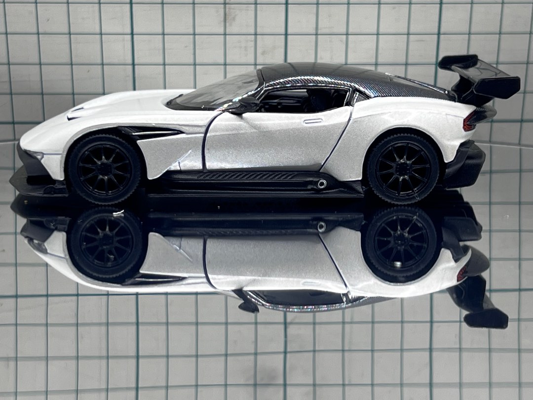 1 36 Scale Model Aston Martin Vulcan Kinsmart Measurement 13cm By 5cm 