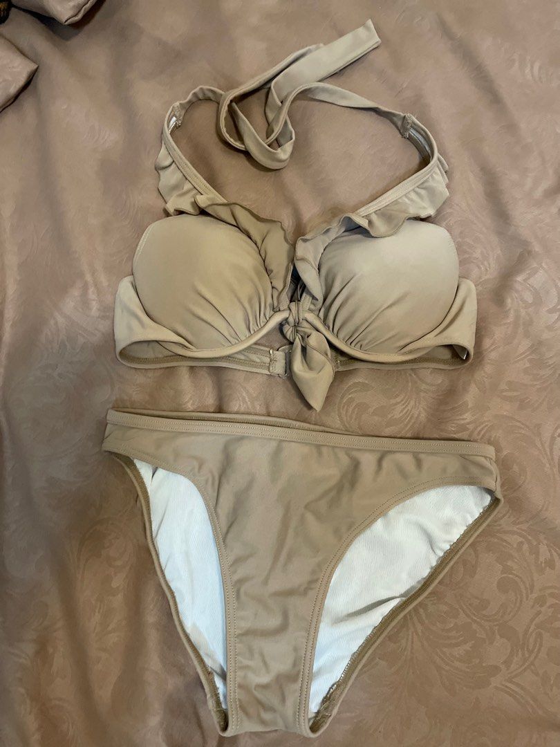 2-piece swimwear (Category: Bikinis & Swimsuits) located in Manila. Submitted by ThatPinkInTheCorner (Listing ID 1203182194, Image 1). Description: Used once or twice. Fits XS-S 34A 80% nylon location : sta.mesa /angono sf shouldered by buyer mop: gcash/unionbank/seabank courier: J&T (no shopee checkout) *Some items will show minimal flaws. minor/major flaws are shown in photos Please tailor your expectations.*.
