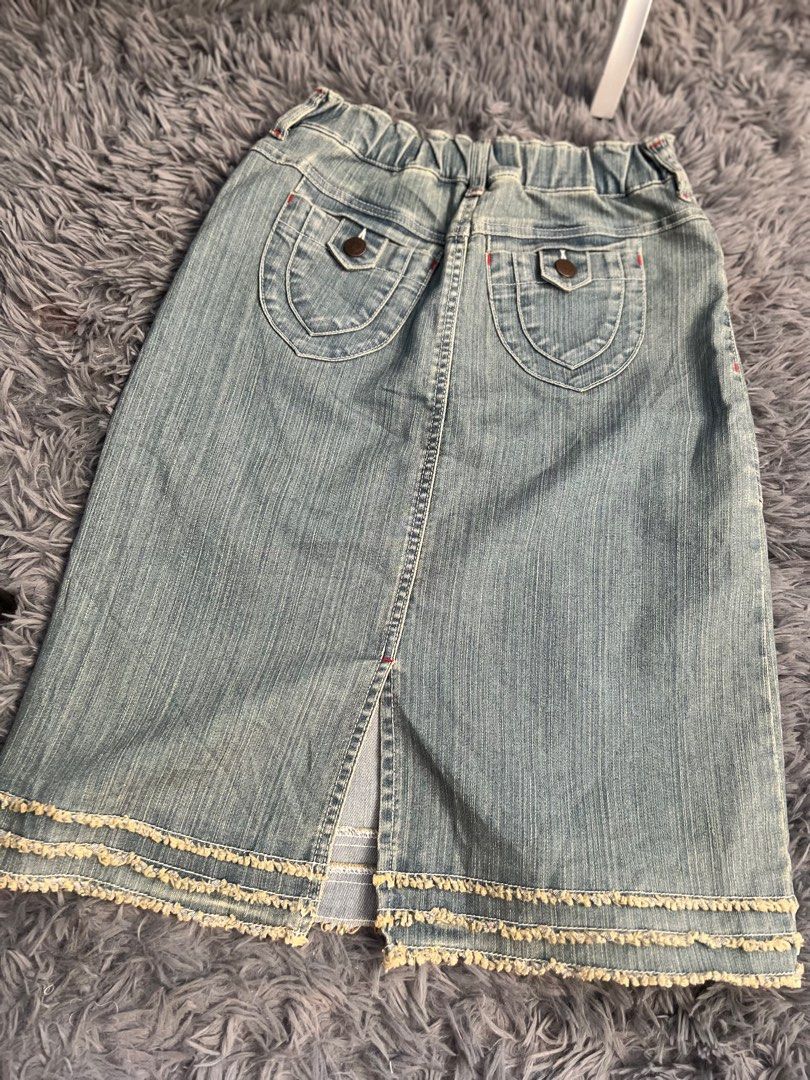 Denim Midi Skirt (Category: Skirts) located in Quezon City. Submitted by bubbleg3m (Listing ID 1203164707, Image 2). Description: 🍷💐Selling 💐🍷 Denim Midi Skirt with patterns 🍭Very cute pattern nakaka sexy sa waist 🍭Semi Garter at the back 🍭Has small stain not so visible but can be washed W-24-26 L-23 I give discount for 2 orders up just send me a msg💌.