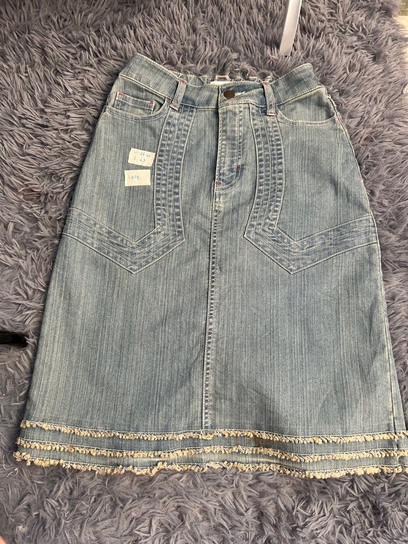 Denim Midi Skirt (Category: Skirts) located in Quezon City. Submitted by bubbleg3m (Listing ID 1203164707, Image 1). Description: 🍷💐Selling 💐🍷 Denim Midi Skirt with patterns 🍭Very cute pattern nakaka sexy sa waist 🍭Semi Garter at the back 🍭Has small stain not so visible but can be washed W-24-26 L-23 I give discount for 2 orders up just send me a msg💌.