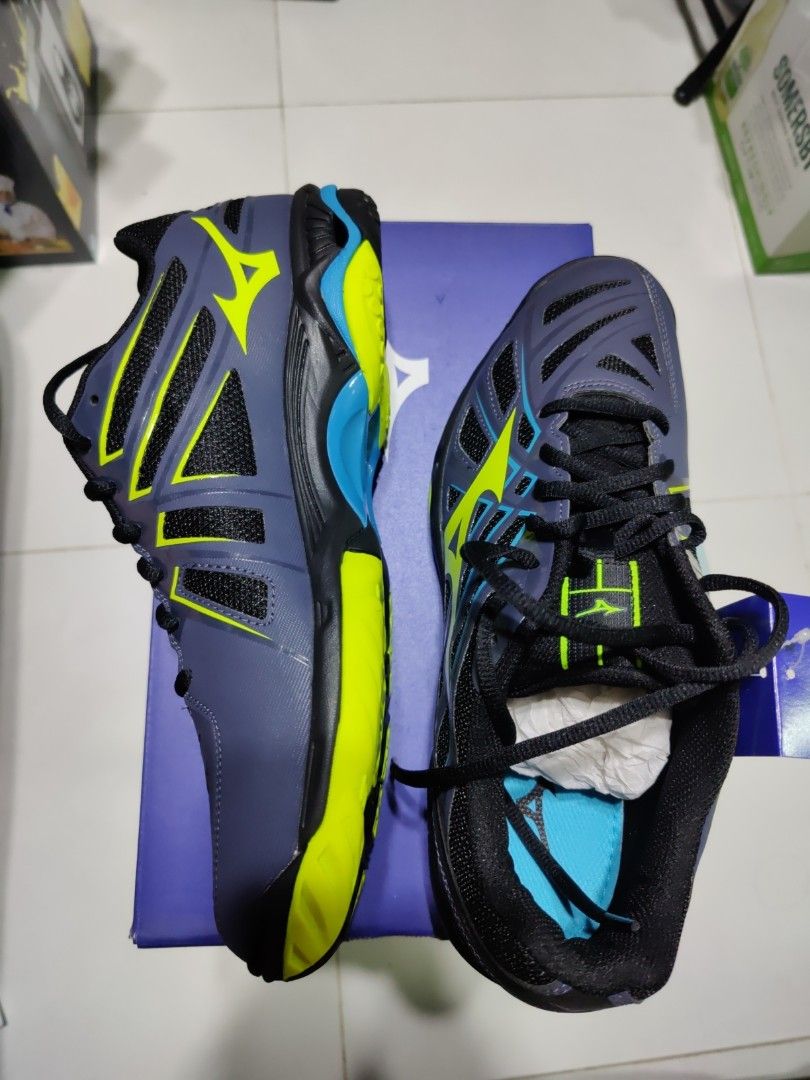 Mizuno Wave Hurricane 3 US9.5 UK8.5 Sports Equipment Other Sports Equipment and Supplies on Carousell
