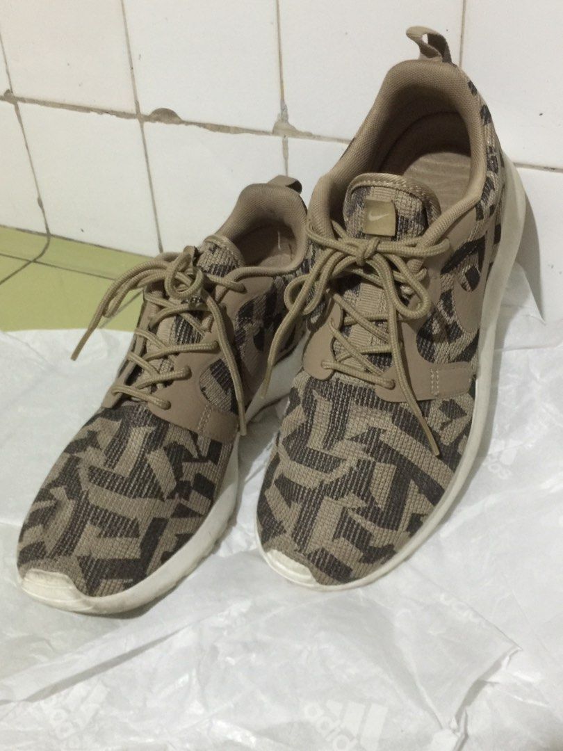 Nike Roche One Jacquard Desert Camo (Category: Sneakers) located in Valenzuela. Submitted by cja.pi (Listing ID 1203207422, Image 2). Description: Barely used Authentic, brought from US.