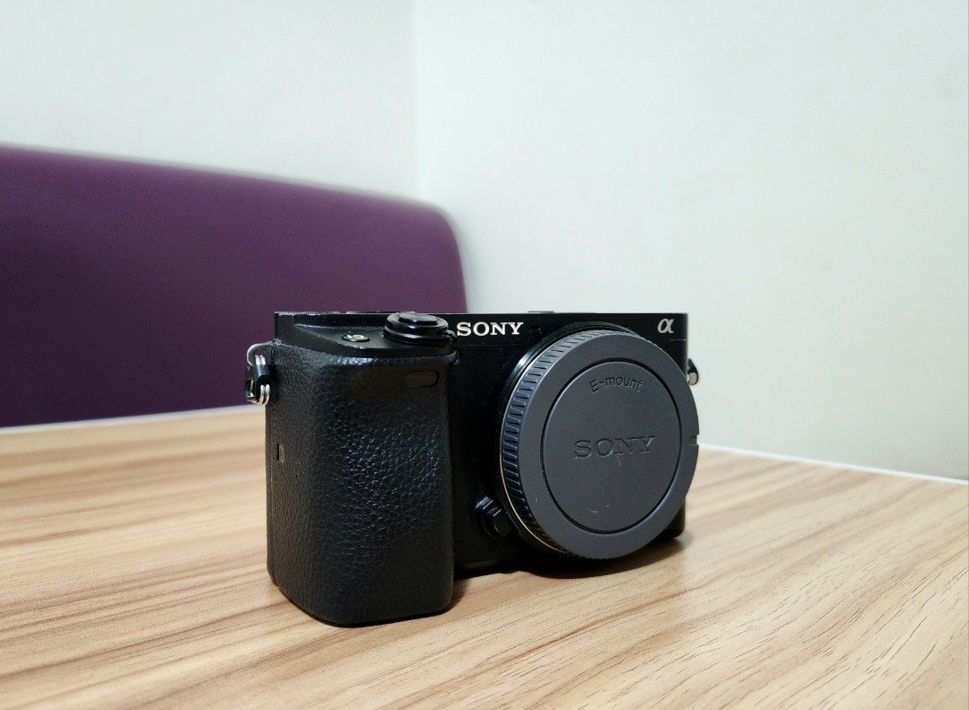 Sony A6400 with extra batteries and mem card, Photography, Cameras on