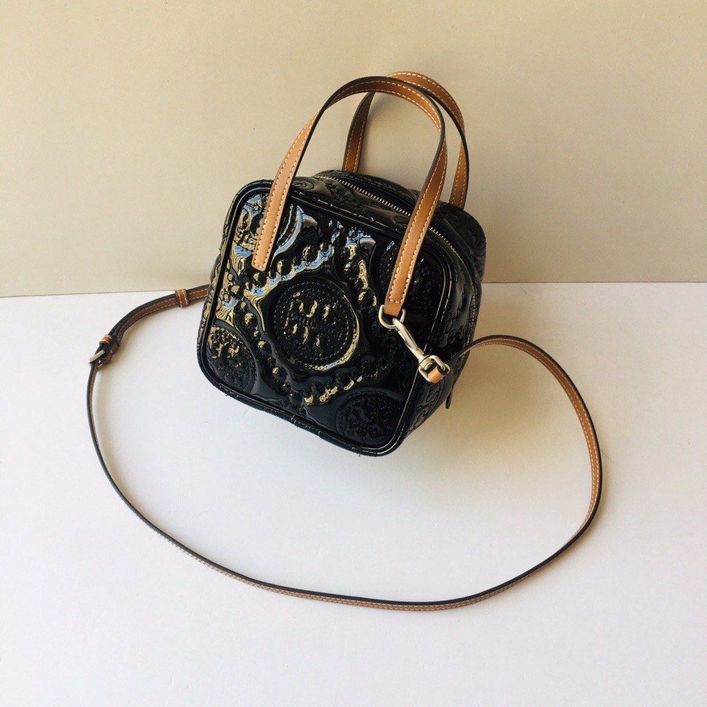 Mott patent leather handbag Louis Vuitton Ecru in Patent leather
