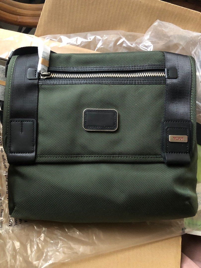 Tumi beale mini messenger store