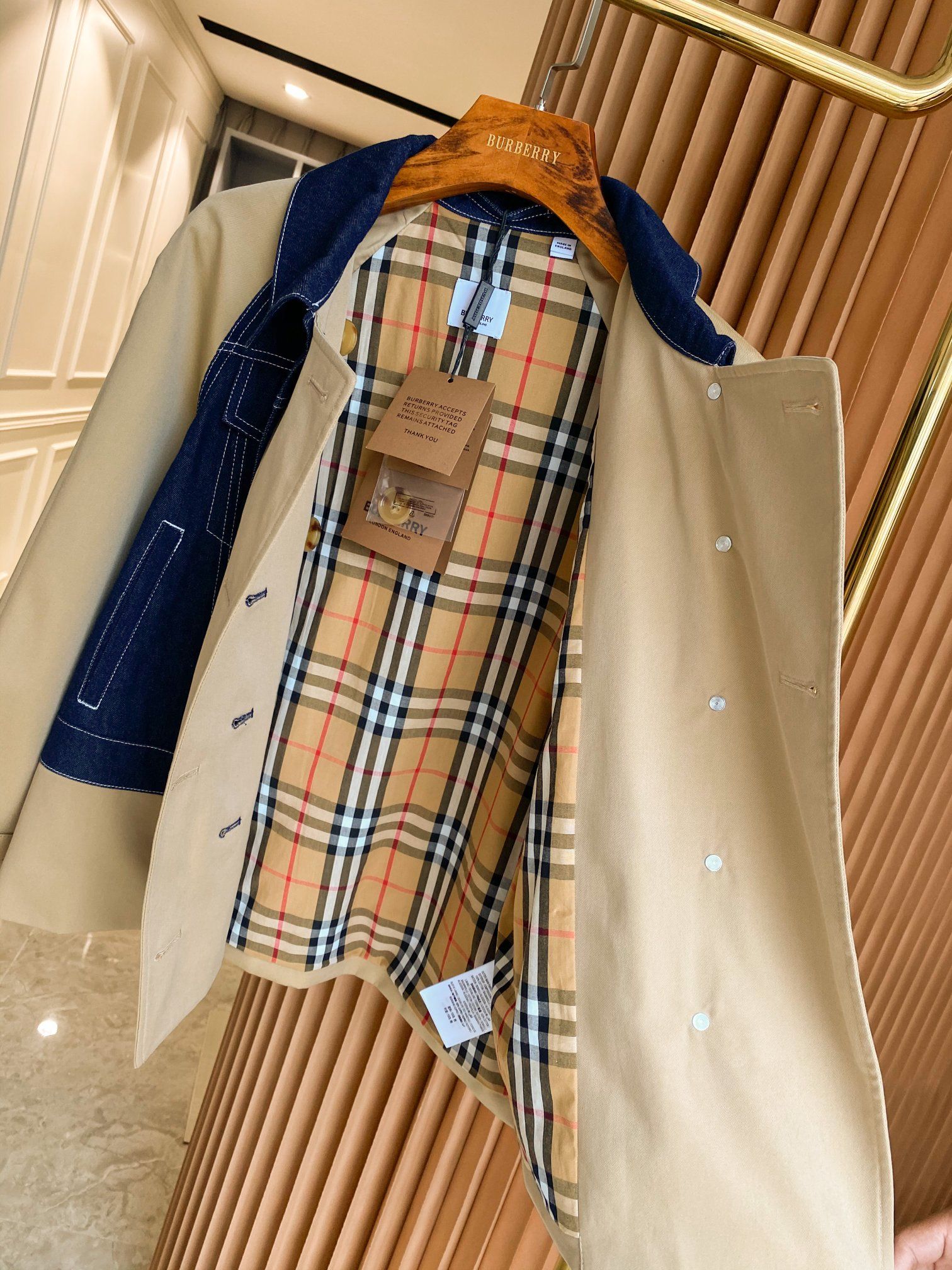 Authentic Burberry Early spring catwalk style Oxford fabric splicing metal  button short windbreaker, Women's Fashion, Coats, Jackets and Outerwear on  Carousell