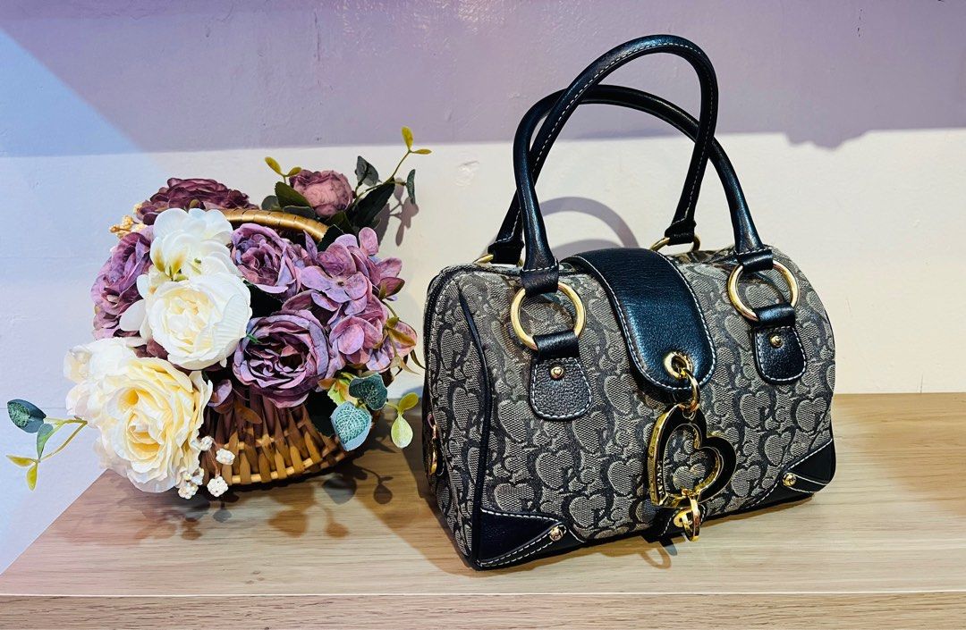 Authentic💯 Lovcat Paris Boston 20 Handbag (Category: Luxury Bags & Wallets) located in Dumaguete. Submitted by lovebags.ph (Listing ID 1203502174, Image 1). Description: Superrrr pretty in actual! 👛 Flawless.