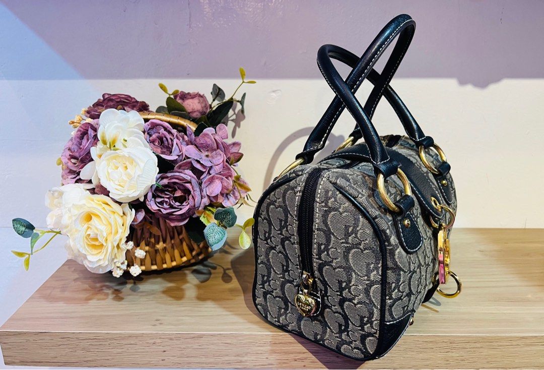 Authentic💯 Lovcat Paris Boston 20 Handbag (Category: Luxury Bags & Wallets) located in Dumaguete. Submitted by lovebags.ph (Listing ID 1203502174, Image 3). Description: Superrrr pretty in actual! 👛 Flawless.