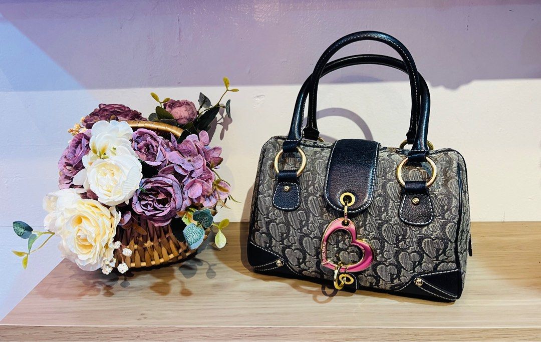 Authentic💯 Lovcat Paris Boston 20 Handbag (Category: Luxury Bags & Wallets) located in Dumaguete. Submitted by lovebags.ph (Listing ID 1203502174, Image 2). Description: Superrrr pretty in actual! 👛 Flawless.