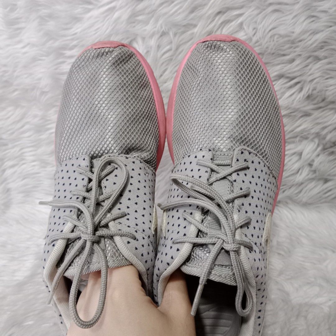 Grey and pink roshe runs discount