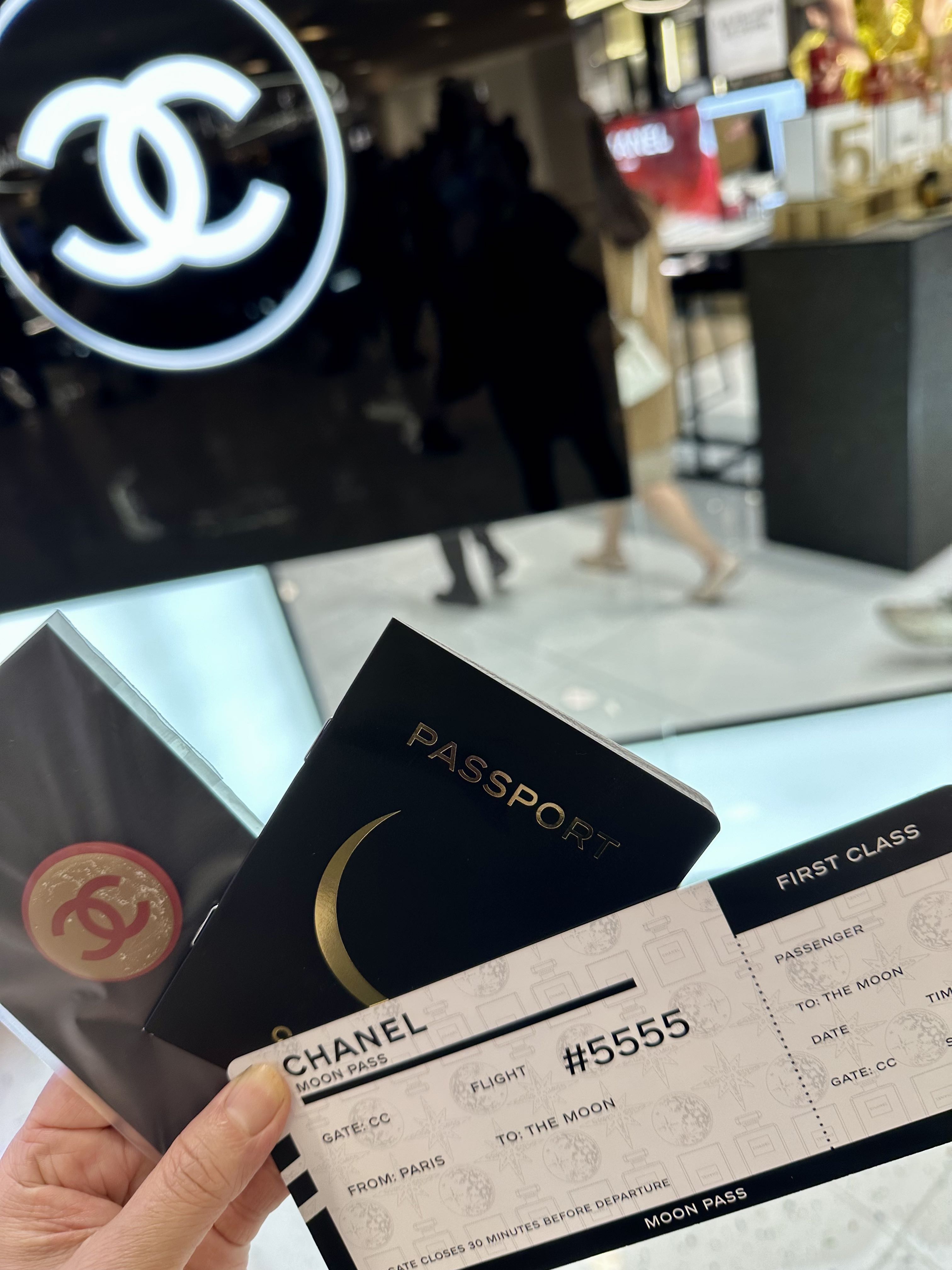 Chanel badge and passport, 其他, 其他 Carousell