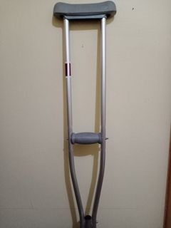 Crutches Saklay