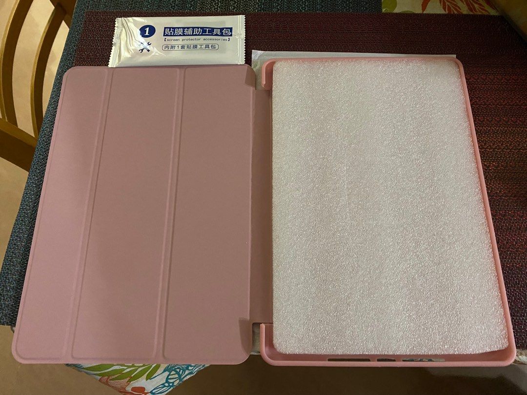iPad Case （分類：平板電腦 - iPad）位於 Hong Kong。 由 0504mich 提交（商品編號 1203486943，圖片 2）。簡介： iPad case (10.2吋） 25cm 長 x 17cm 闊 Color : Dirty pink 。
