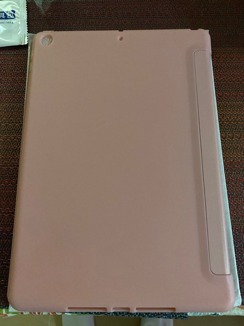 iPad Case （分類：平板電腦 - iPad）位於 Hong Kong。 由 0504mich 提交（商品編號 1203486943，圖片 3）。簡介： iPad case (10.2吋） 25cm 長 x 17cm 闊 Color : Dirty pink 。