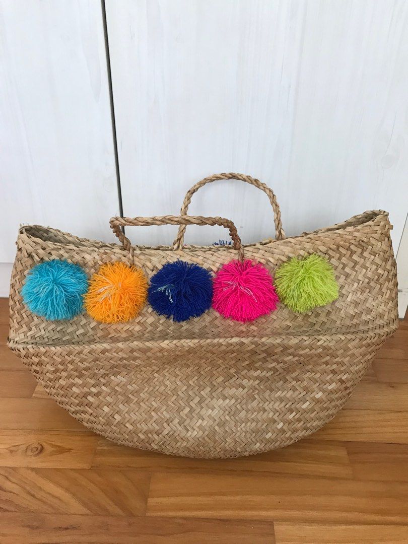 Pom pom straw bag