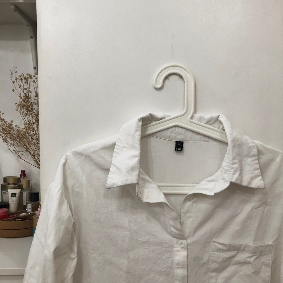 White Buttoned Long Sleeves (Category: Longsleeves) located in Marikina City. Submitted by declutterbymilkee (Listing ID 1203446216, Image 3). Description: White Buttoned Long Sleeves - material is thick which is nice - korean brand - oversized; can fit up to L - no flaws Payment: Gcash/ Maya SF not included Ref. #8.