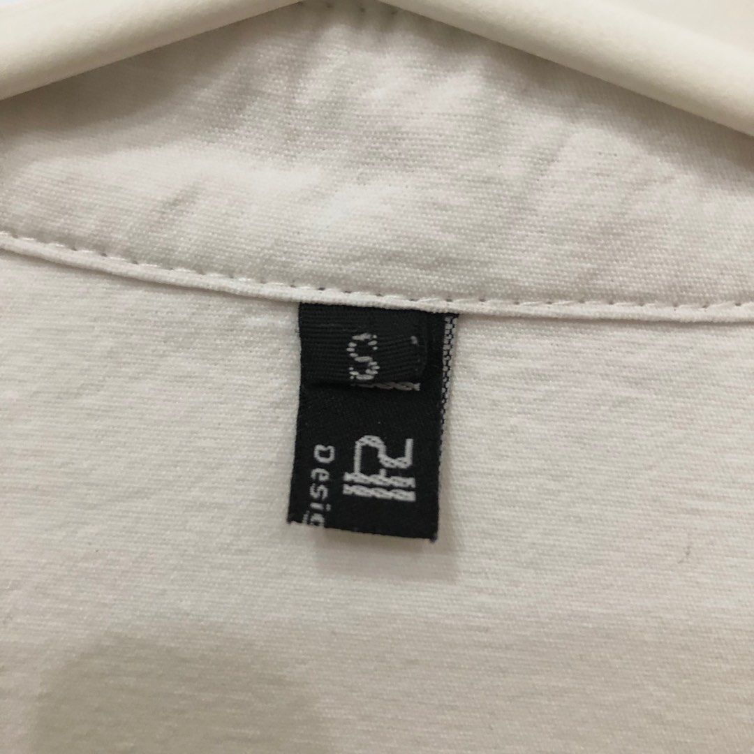 White Buttoned Long Sleeves (Category: Longsleeves) located in Marikina City. Submitted by declutterbymilkee (Listing ID 1203446216, Image 2). Description: White Buttoned Long Sleeves - material is thick which is nice - korean brand - oversized; can fit up to L - no flaws Payment: Gcash/ Maya SF not included Ref. #8.
