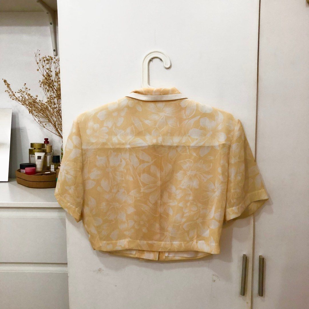 Yellow Floral Buttoned Blouse (Category: Blouses) located in Marikina City. Submitted by declutterbymilkee (Listing ID 1203445078, Image 3). Description: Yellow Floral Buttoned Blouse - love love the floral print - very flattering plus it’s cropped top ✨ - color is 10x prettier in person - no flaws, good as new - best fit S-M Payment: Gcash/ Maya SF not included Ref. #7.