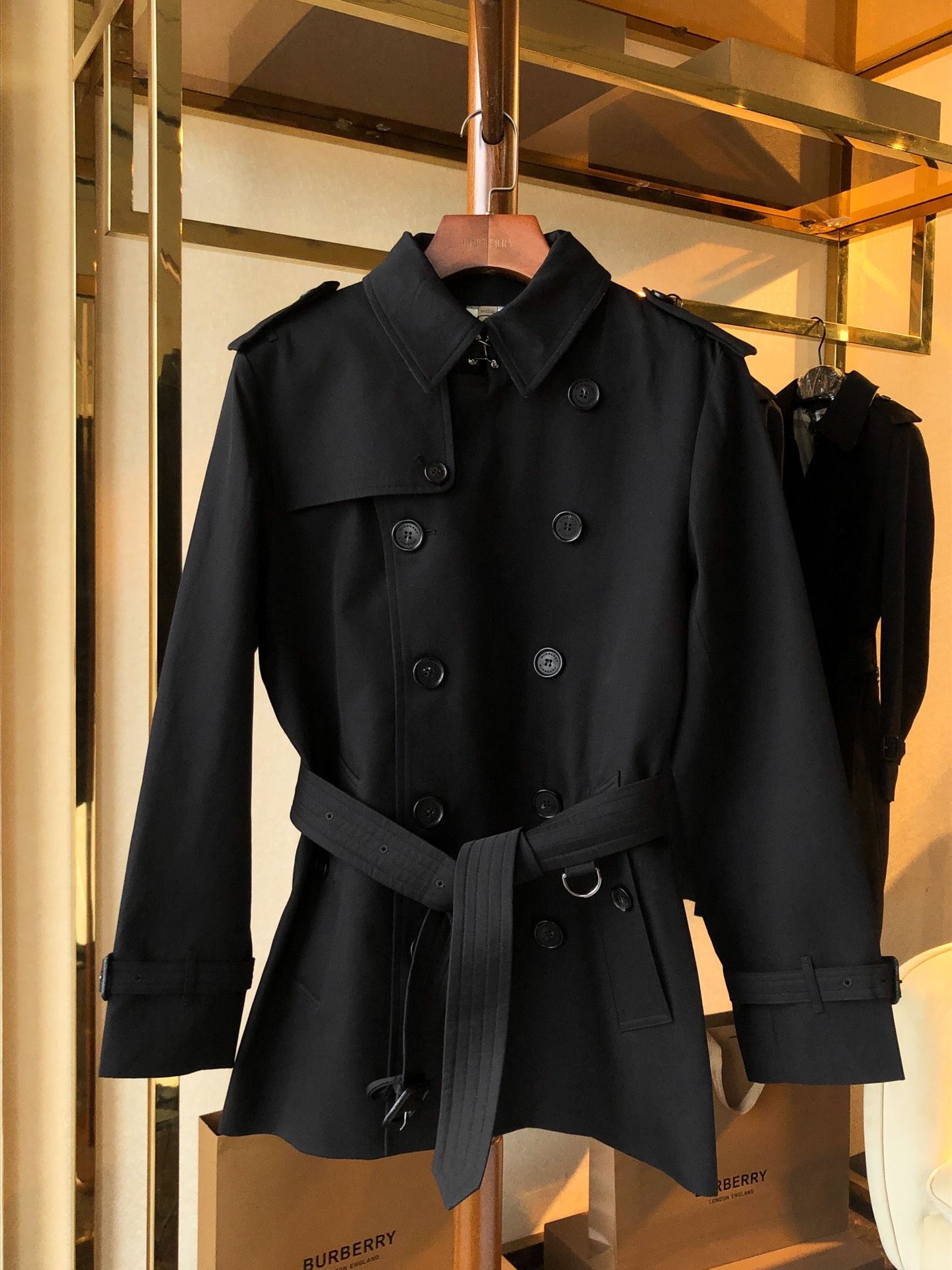 Burberry men's sandringham short trench coat clearance