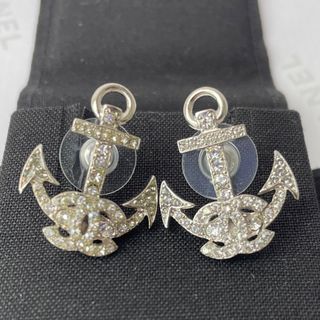 🦄RARE!! BNIB 21P CHANEL Earrings Gold, Luxury, Accessories on Carousell