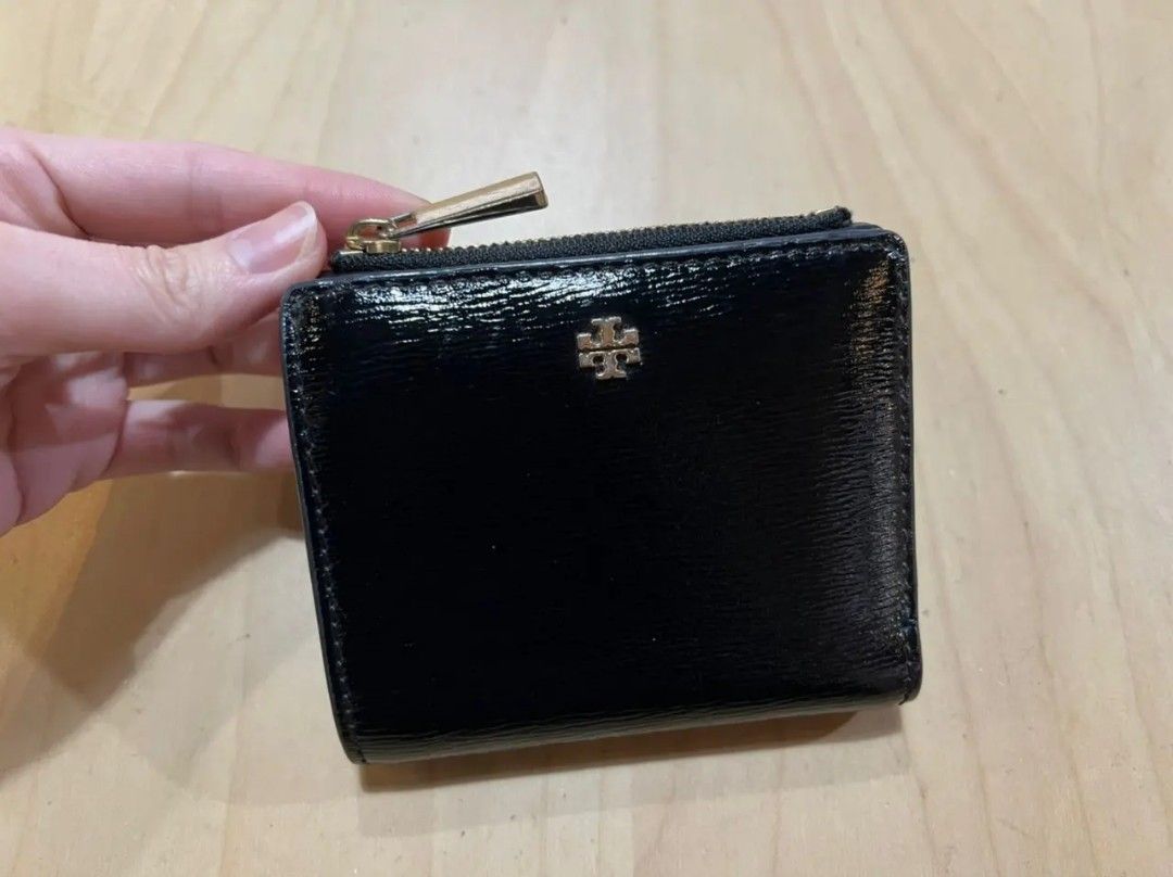 AUTHENTIC Tory Burch Mini Patent Wallet-Black Size:  x 9 x ,  Luxury, Bags & Wallets on Carousell