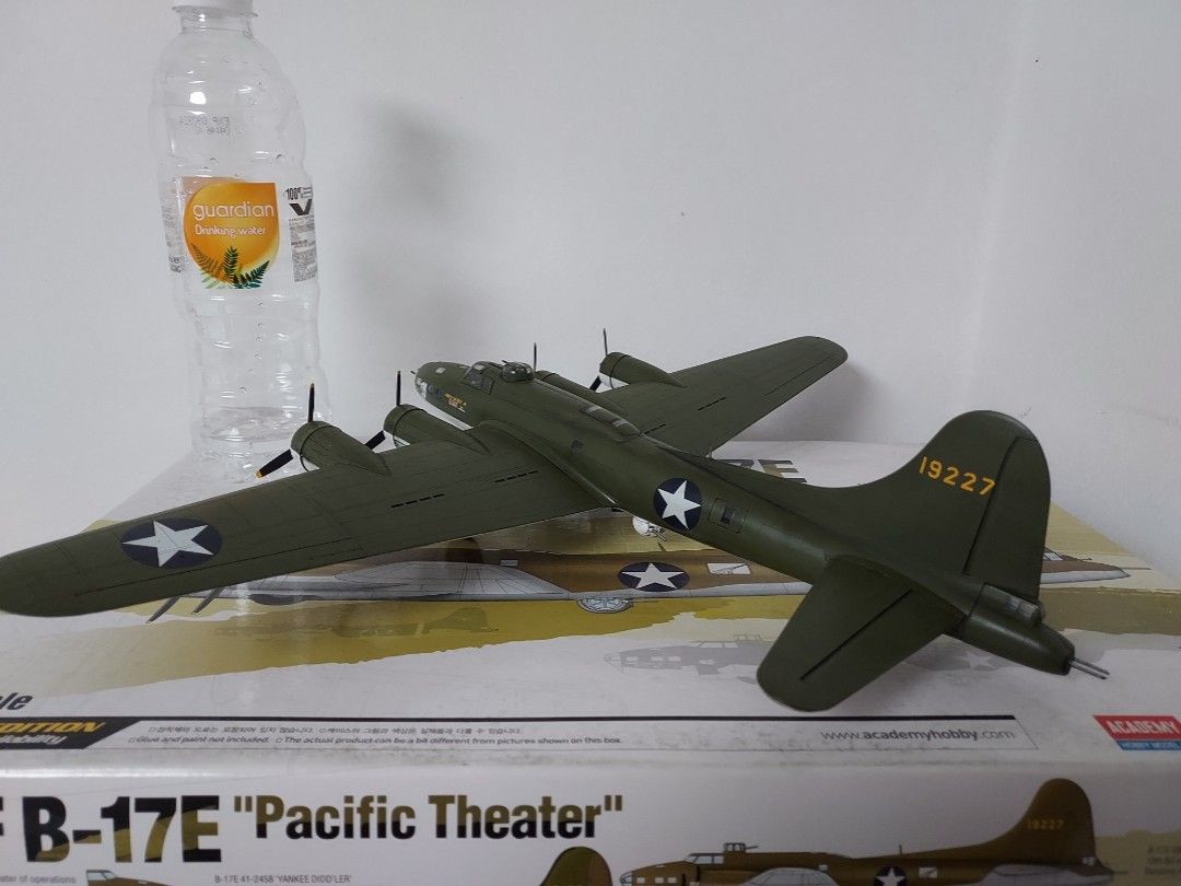 Maquette Academy B-17F Flying Fortress 'Memphis Belle' à L'Échelle 1:72 - Kit à Assembler Sans Colle Ni Peinture