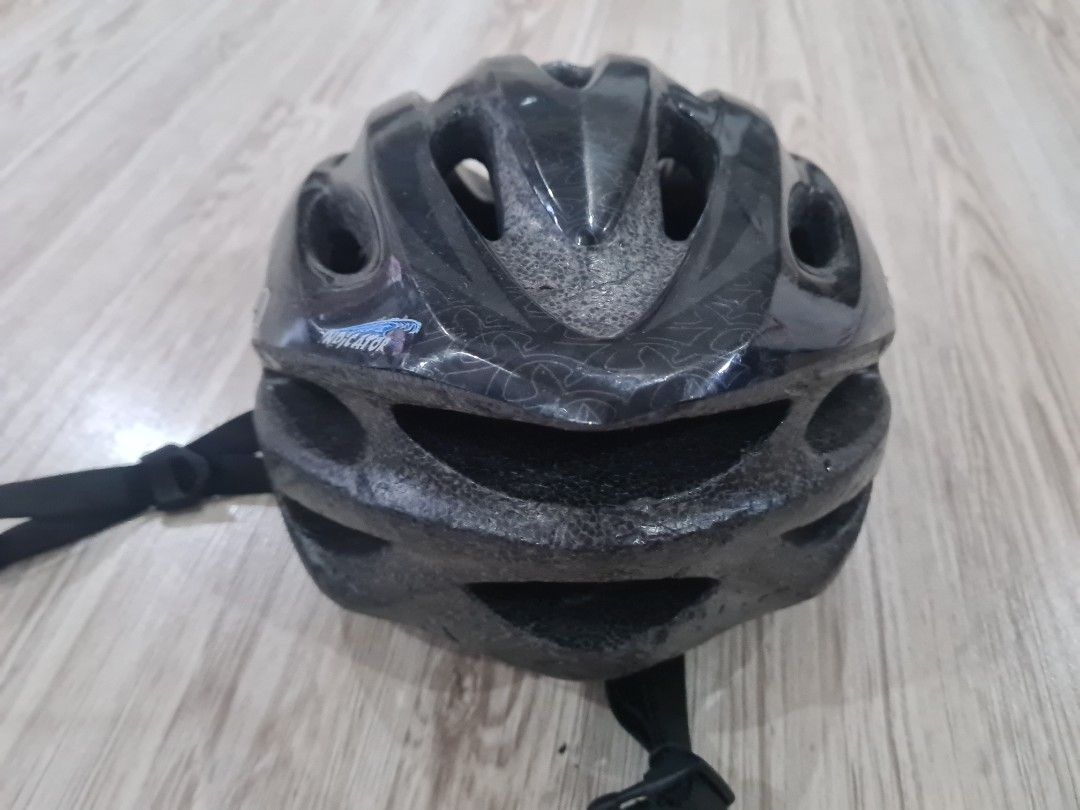 Helmet (Category: Parts & Accessories) located in Singapore. Submitted by dylanchua74 (Listing ID 1203589705, Image 3). Description: Clearing store. Self collect at PasirRis-510715.