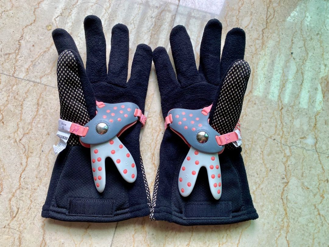 Level snowboard gloves with wrist guard store