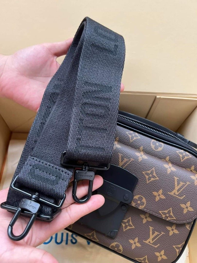 Sale Lv Messenger Bag, Luxury, Bags & Wallets on Carousell