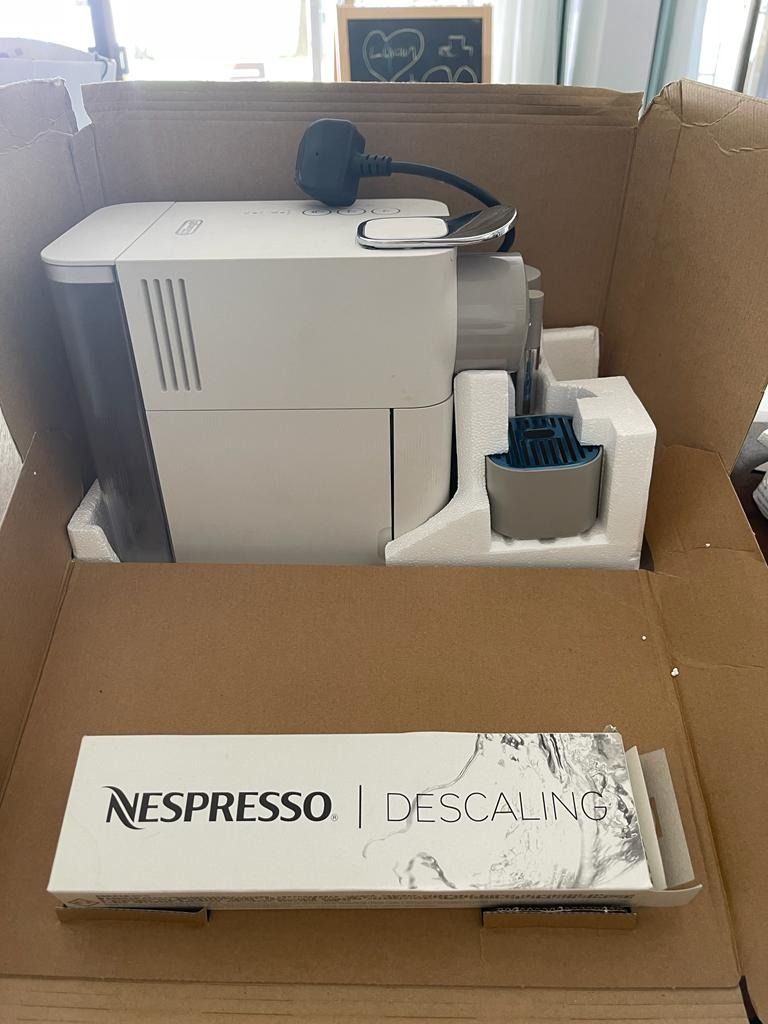 Nespresso Lattissima One Pod Coffee Machine by De'Longhi EN500W Silky