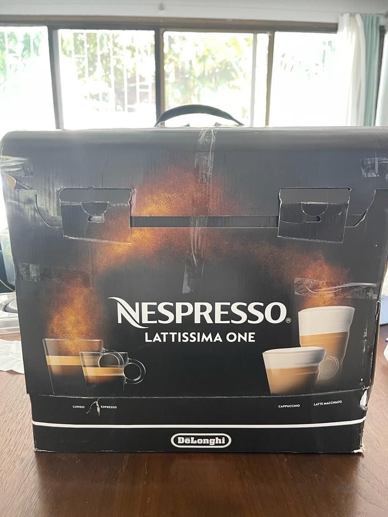 Nespresso Lattissima One Pod Coffee Machine by De'Longhi EN500W Silky