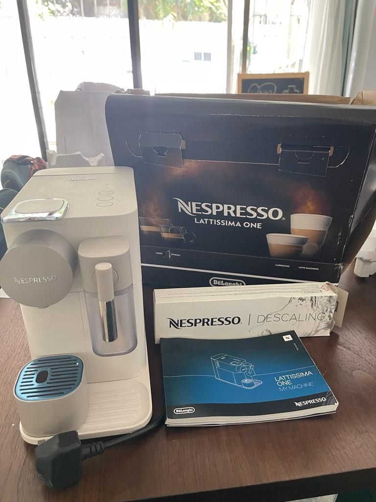 Nespresso Lattissima One Pod Coffee Machine by De'Longhi EN500W Silky White, Food & Drinks