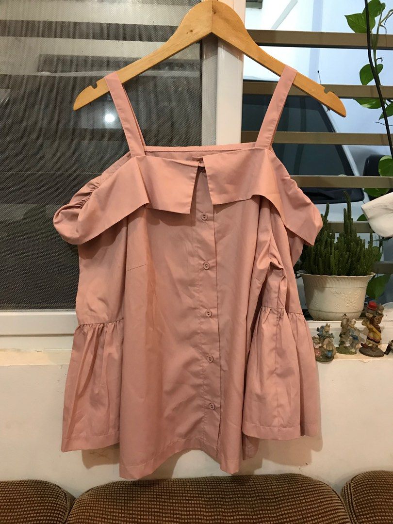 SALE ! PLAINS&PRINTS large top (Category: Blouses) located in Marikina City. Submitted by prelovedthings0222 (Listing ID 1203692419, Image 2). Description: Brandnew original Plain&prints mark BVM GARNER designer collab Pink cold shoulder Large No issue 1,898 store price Bust up to 38 Lenght : 25 inches All posted items are available AUTO SEEN PO SA TATAWAD Nag less na ako 50% first to pay basis no reservation busy po this holiday no time mag inta