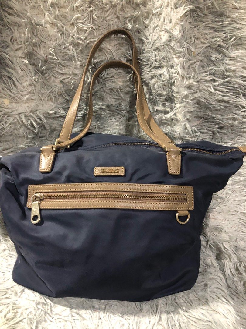 Original Hazzys Nylon Tote bag (Category: Luxury Bags & Wallets) located in Angono. Submitted by fhlor02 (Listing ID 1203734473, Image 1). Description: Original hazzys Nylon Tote bag, nylon and leather material, with etiketa, no rubs on d edges, dimen: 16”by12”by5.5.