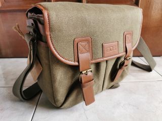 Retro style camera shoulder bag