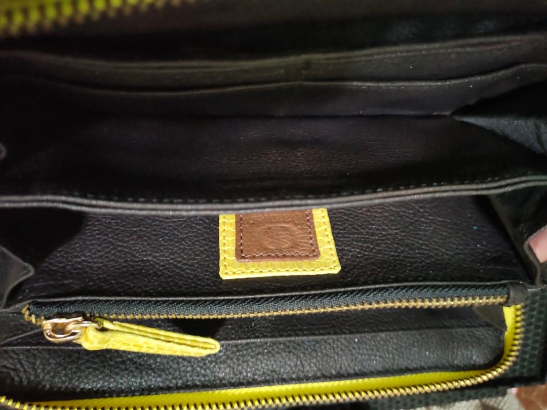 Snake skin woven long wallet (Category: Luxury Bags & Wallets) located in Quezon City. Submitted by frockph (Listing ID 1203630157, Image 2). Description: .