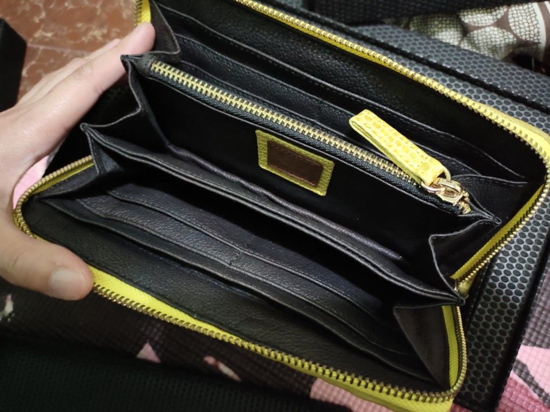 Snake skin woven long wallet (Category: Luxury Bags & Wallets) located in Quezon City. Submitted by frockph (Listing ID 1203630157, Image 3). Description: .
