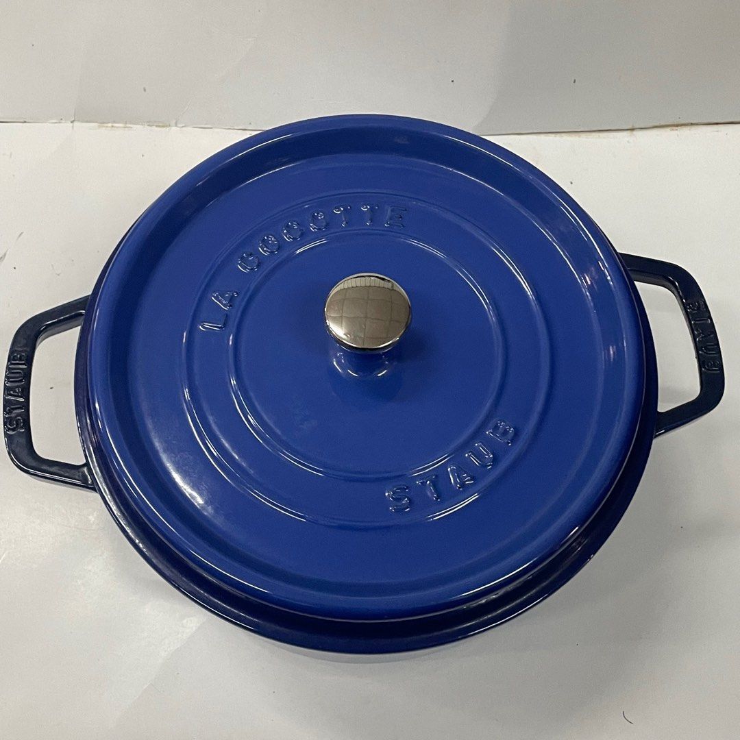 Staub round cocotte, 傢俬＆家居, 廚具和餐具, 炊具及配件- Carousell